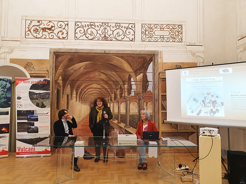 L'organizzatrice, il Direttore della Sezione di Pisa dell'INGV e la Direttrice del Museo durante la presentazione della collezione