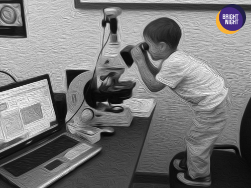 Bambino al microscopio - foto da "La notte dei ricercatori", edizione 2016
